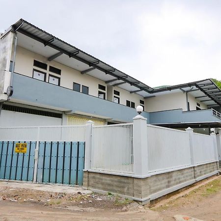 Oyo 3187 Kost Putri Bu Chris 호텔 젬벨 외부 사진