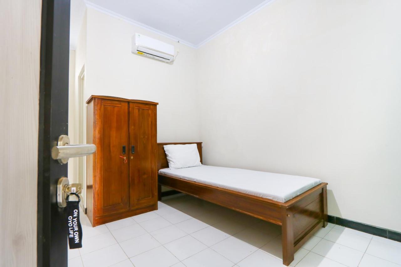 Oyo 3187 Kost Putri Bu Chris 호텔 젬벨 객실 사진