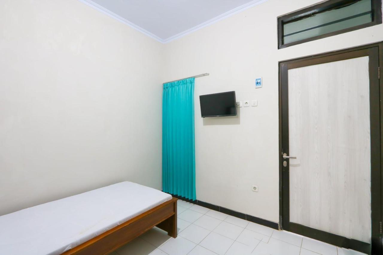 Oyo 3187 Kost Putri Bu Chris 호텔 젬벨 외부 사진