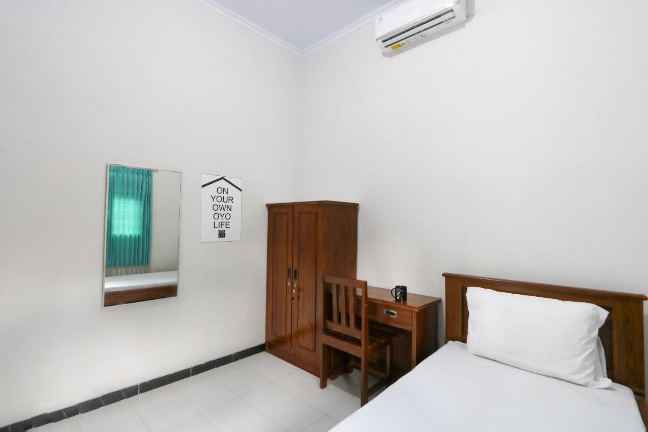 Oyo 3187 Kost Putri Bu Chris 호텔 젬벨 외부 사진