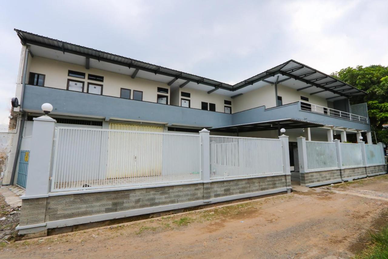 Oyo 3187 Kost Putri Bu Chris 호텔 젬벨 외부 사진