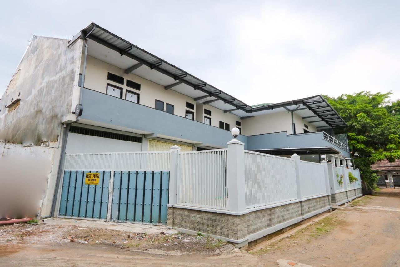Oyo 3187 Kost Putri Bu Chris 호텔 젬벨 외부 사진